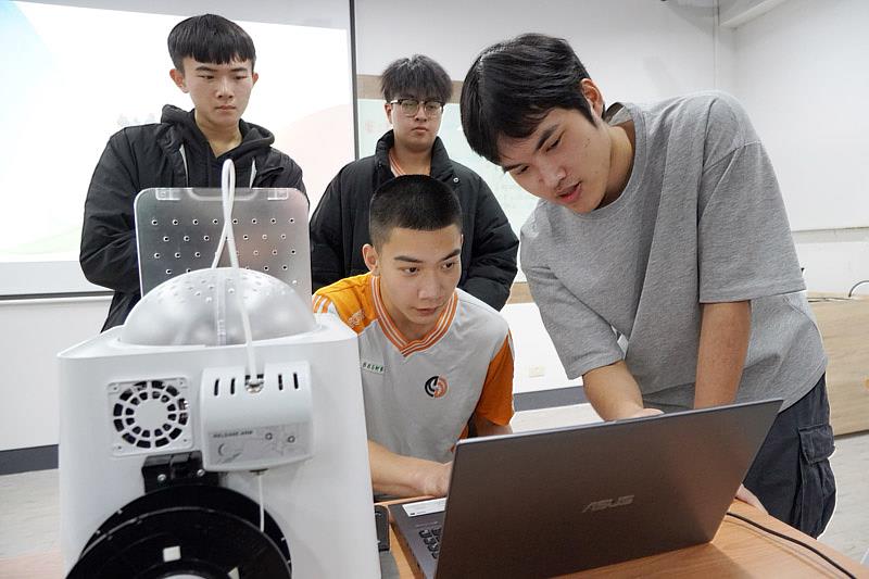 大葉大學醫工系學生指導青年高中學生操作3D列印機器
