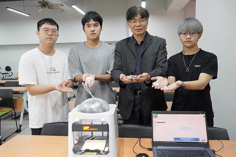 大葉大學賴峯民研發長(右二)展示3D列印在醫療材料的應用