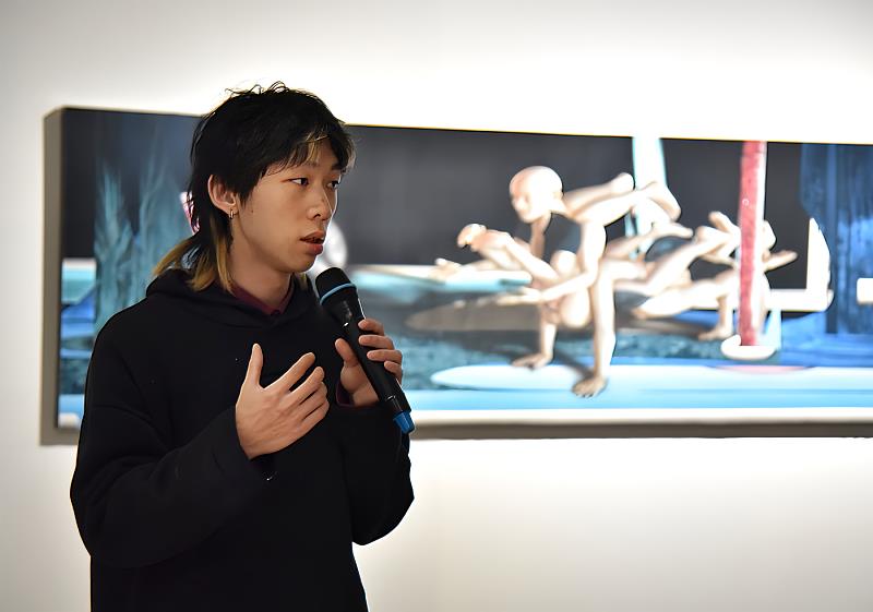 華梵大學美術系碩士生陳岳宏為展覽做介紹。