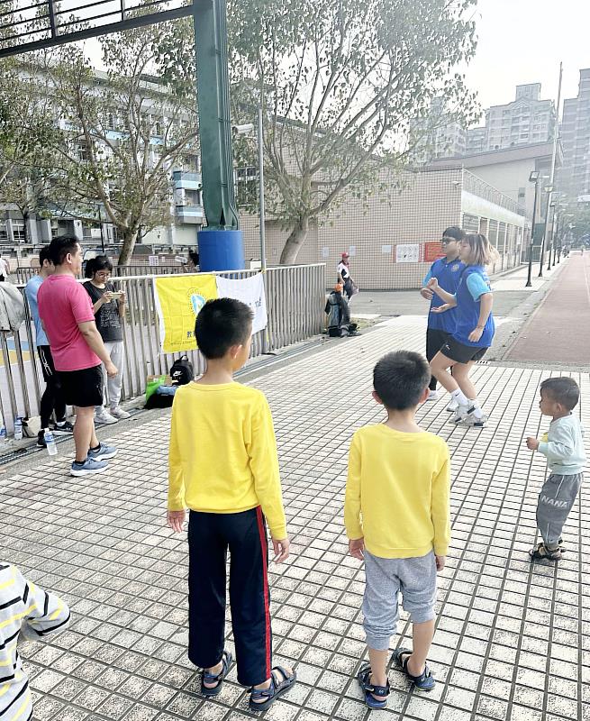 中華民國救生志工聯合會教練分享暖身起跑動作要領，老少都能領會跟隨學習。