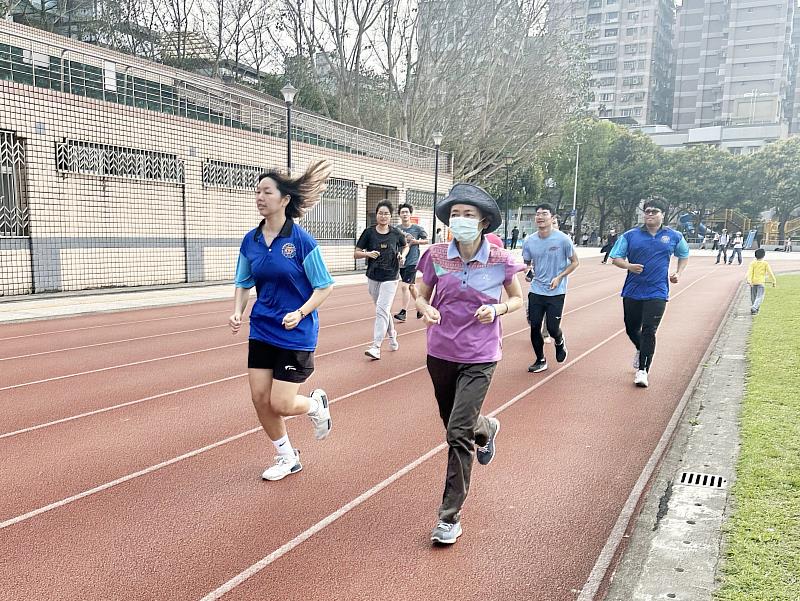 中華民國救生志工聯合會教練帶領小朋友及家長，以專業配速分不同年齡階層的學員，以最輕鬆的方式及最有效地運動跑完操場。