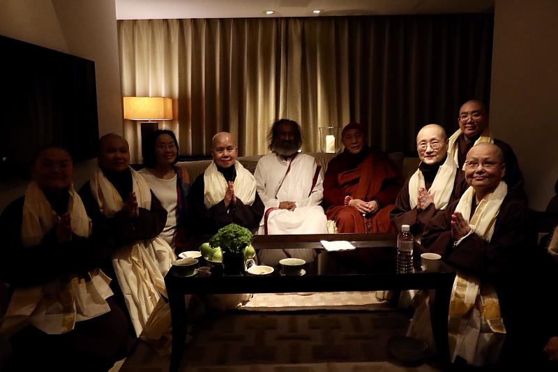 Spiritual master Gurudev Sri Sri Ravi Shankar posing for a photo with Venerable Hsin Tao, founding abbot of the LJM, and others. （Photos courtesy of LJM）