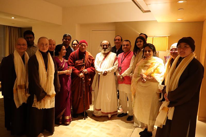Venerable Hsin Tao, founding abbot of the LJM, posing warmly for a photo with spiritual master Gurudev Sri Sri Ravi Shankar and his family. （Photos courtesy of LJM）
