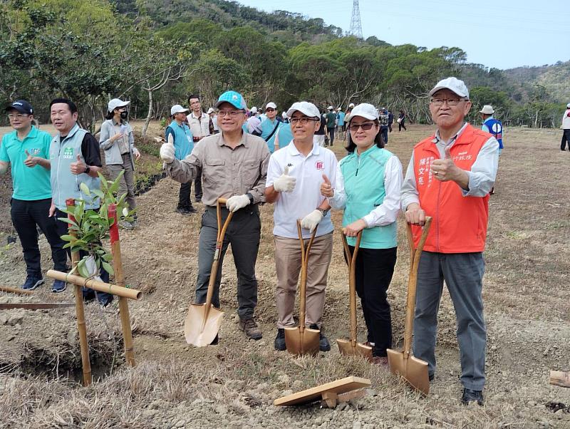 (由右至左)南部聯合服務中心陳文亮副執行長、林業及自然保育署屏東分署楊瑞芬分署長