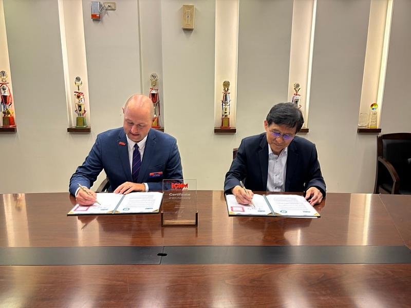 ICHM校務執行長Tristan Harding(左)與樹德科大王昭雄校長(右)共同簽訂兩校合作協議。