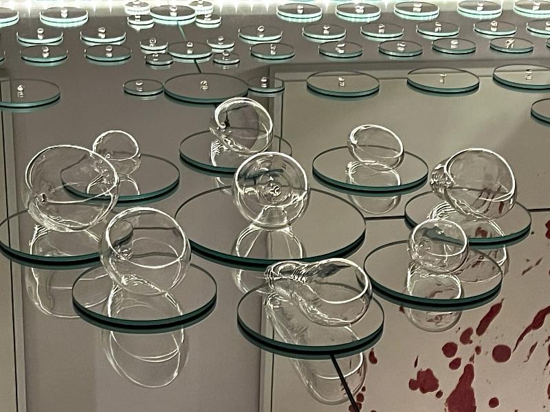 蔡佳葳作品《兩界》指的是「金剛界」與「胎藏界」，是由一千多塊玻璃和鏡子組成的大型裝置。