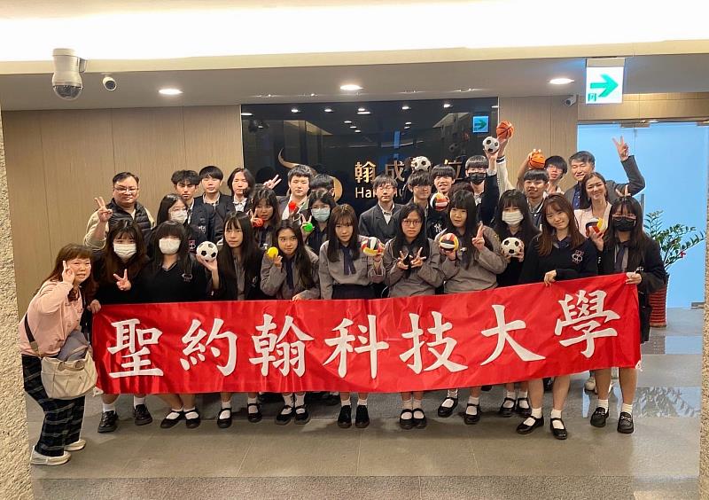 淡江高中學生參觀翰成數位科技，受到曾子萍執行長（第二排右一）暨團隊人員熱情接待。