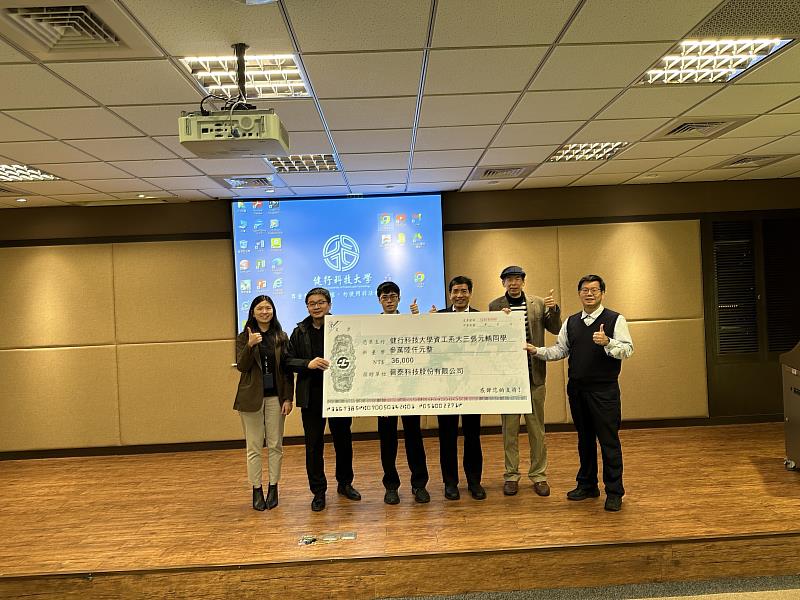 晉泰科技公司陳志忠處長(左1), 盧曉筠副理(左2)頒發獎學金給予張元輔同學(左3)，並和校內老師一同合照