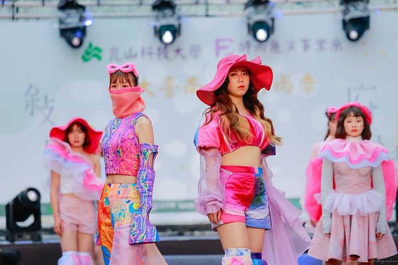「幻斕」設計師薛淳方、黃媛琦、劉玟慧，以空心祭做為發想來設計服裝