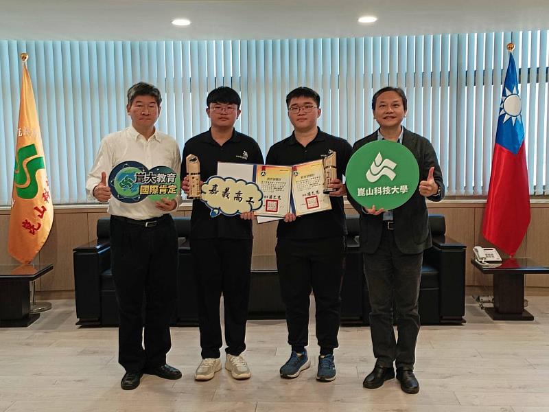 崑大鐘俊顏副校長(右1)、機器人系王建仁主任(左1)與112年工科技藝競賽金手獎獲獎學生合影