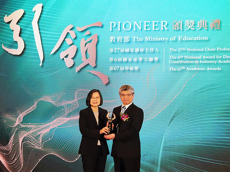 太空系講座教授劉正彥榮獲教育部第27屆國家講座主持人，由總統蔡英文親自頒獎表揚肯定。