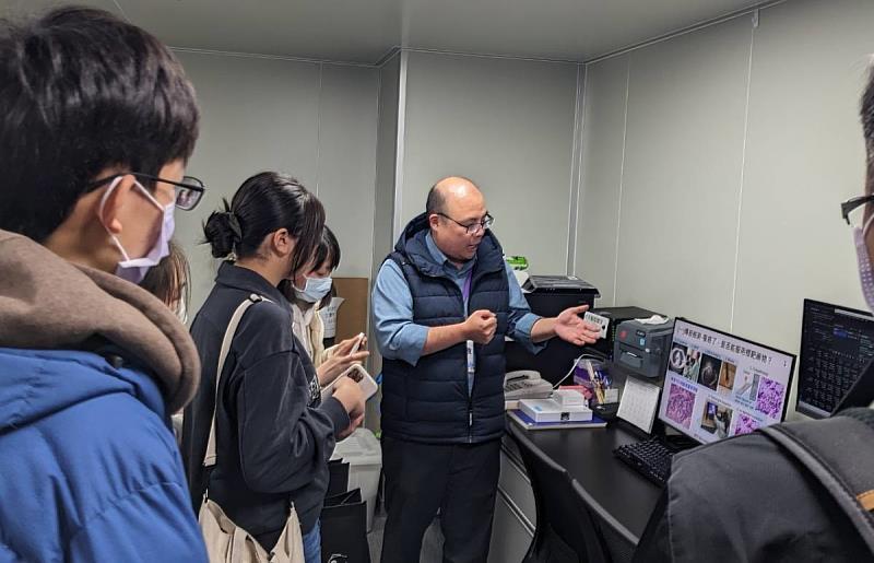 劉彥良教授與高中生們示範生物材料之生醫應用，介紹各式細胞顯微影像平台