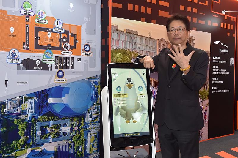 台灣大以5G技術賦能松山文創園區展區，智慧城市展展示「古蹟創新應用科技服務」5G多功能服務機器人，與民眾互動導覽。