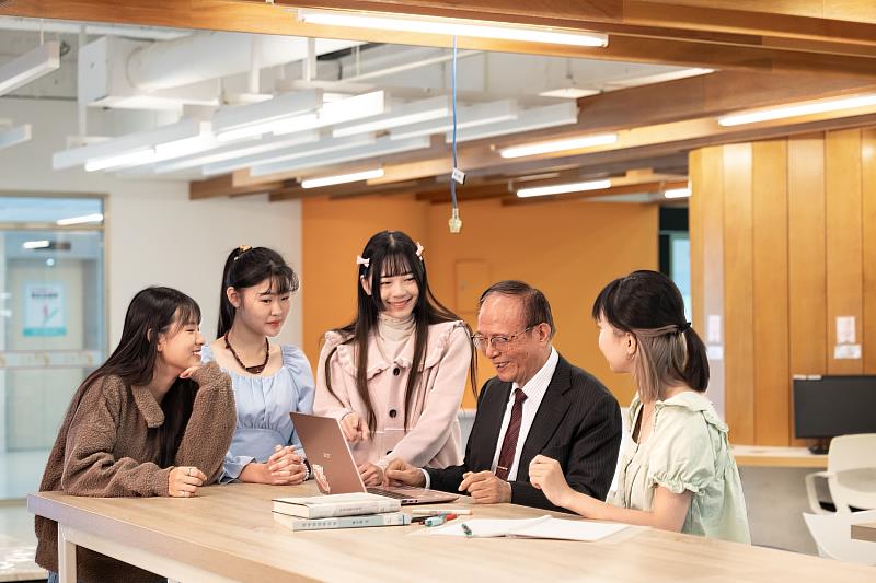 南華大學林聰明校長關心學生的學習。