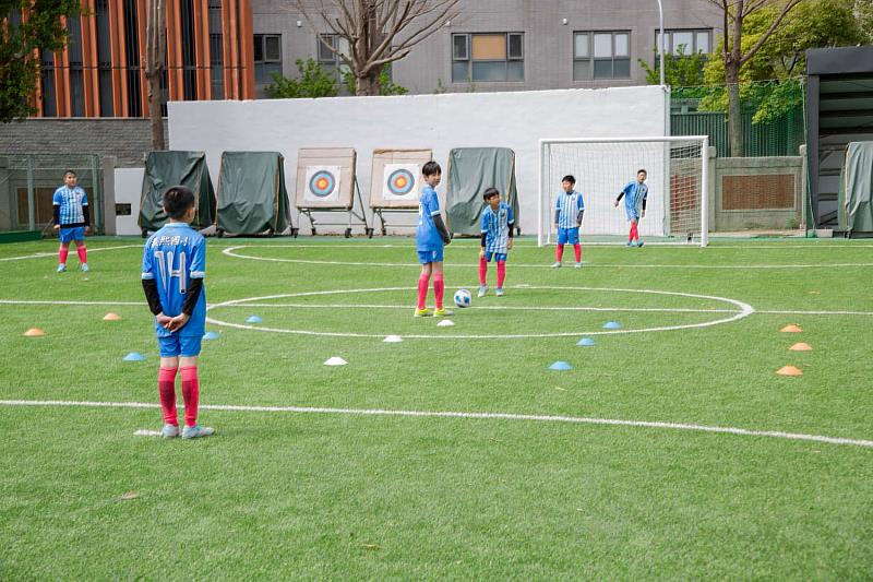 載熙國小5人制足球場人工草皮符合FIFA（國際足球總會）認證，適合用於教學、訓練與交流賽。