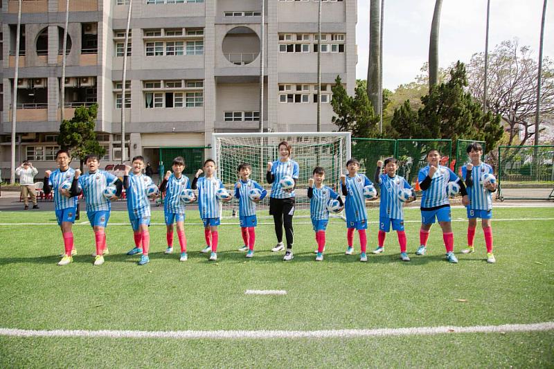市長高虹安視察載熙國小足球場完工情形，與足球小將們一起踢球同樂。