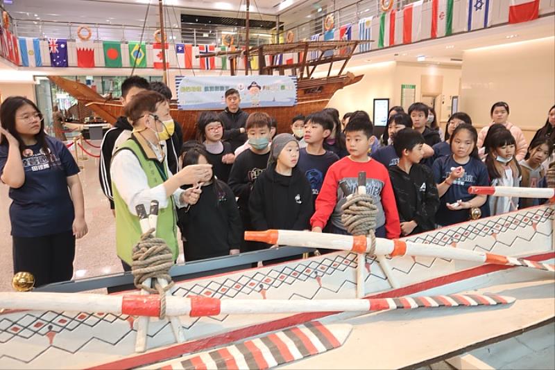陸豐國小學童專注聆聽長榮海事博物館導覽員的講解。