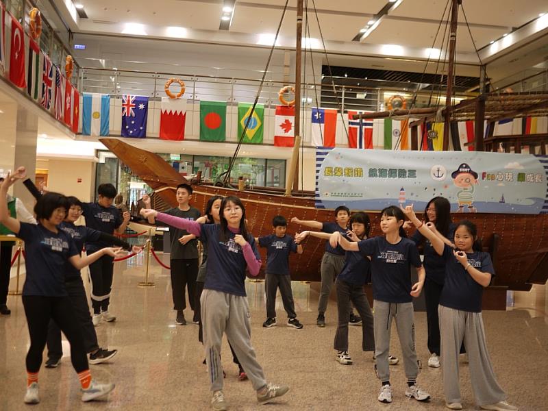 陸豐國小學童表演客家舞蹈《農村工作趣》，體現團結開墾的客家精神！