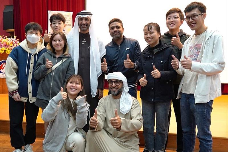 圖／阿吉曼王室“Green Sheikh綠色親王”到中華大學舉辦講座，親切與學生合影