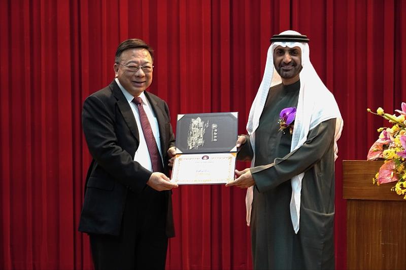 圖／中華大學校長劉維琪親自頒發「永續發展高級顧問」聘書，肯定親王為世界帶來的付出及貢獻。