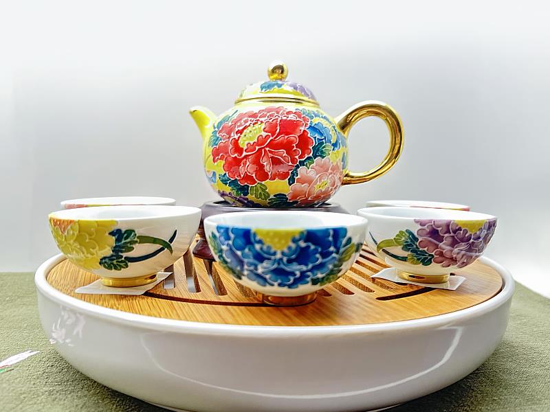 《美湛龍翔,雲瓷輝煌-張美雲法華鎏金個展》作品搶先看--五福臨門