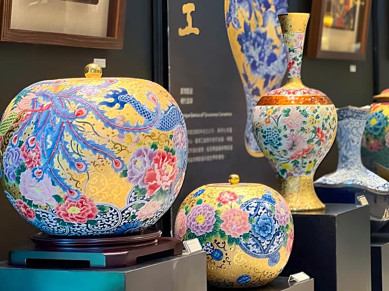 《美湛龍翔,雲瓷輝煌-張美雲法華鎏金個展》作品搶先看--龍翔舞鳳聚寶