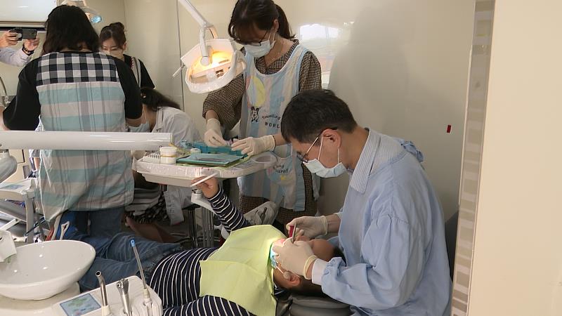 響應「320世界口腔健康日」 衛生局攜手牙醫師公會校園健檢巡迴-1