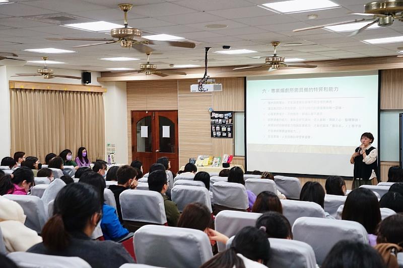 南華大學文學系舉辦職涯系列講座，邀請知名編劇家謝小蜜與大學生分享專業編劇應具備的能力。