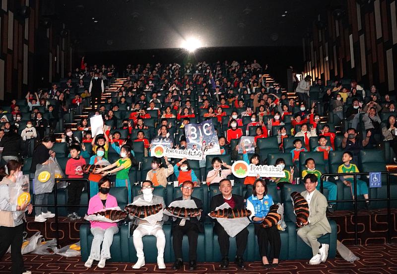 竹縣府攜手潤聲教育基金會邀請新竹縣優秀學子及偏鄉國小師生進場看電影。