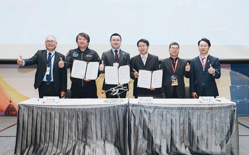 在交通部運研所、日本台灣交流協會、臺灣無人機大聯盟的見證下，SkyDrive、新樂飛無人機公司及工業技術研究院簽訂三方合作備忘錄