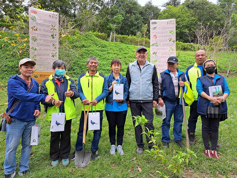 溫泉社區發展協會共同參與植樹活動，知本工作站主任致贈宣導禮品