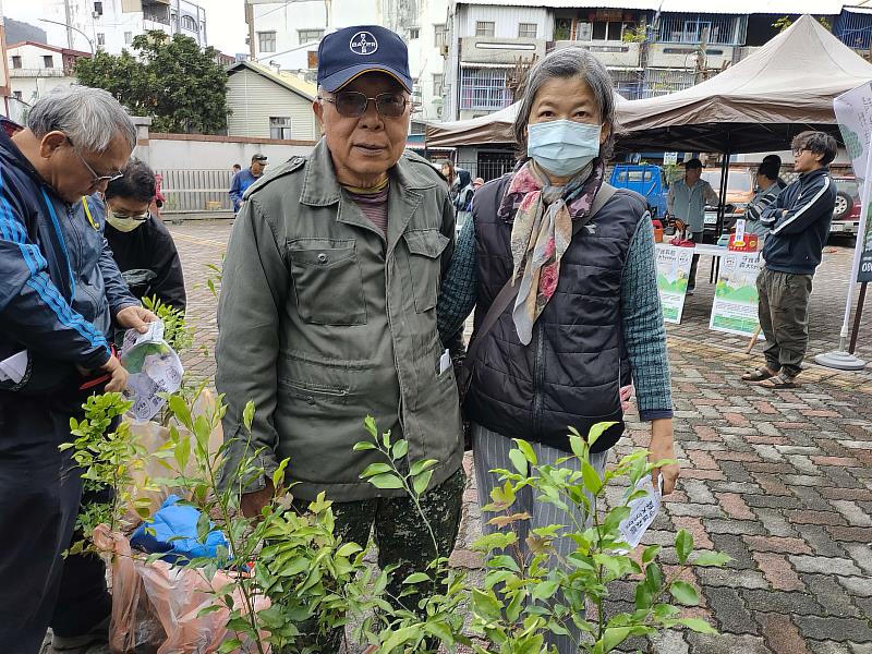 愛樹愛花民眾一早就來領取苗木