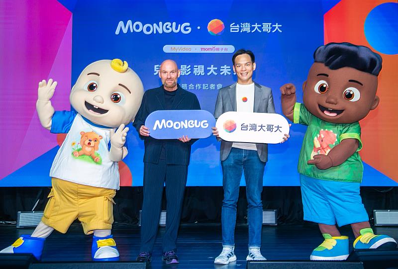 台灣大哥大宣布策略結盟全球兒童娛樂公司Moonbug，佈局兒童影視，結合集團資源發揮綜效。(右2：台灣大哥大總經理林之晨、左2：Moonbug共同創辦人兼執行長René Rechtman)