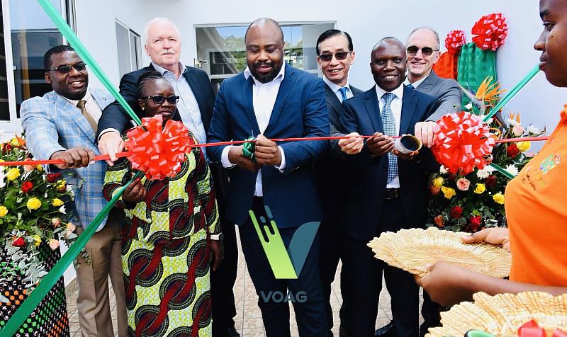 駐索馬利蘭代表處羅大使(左五)於坦尚尼亞Arusha「非洲蔬菜種原庫」開幕儀式與嘉賓共同剪綵。