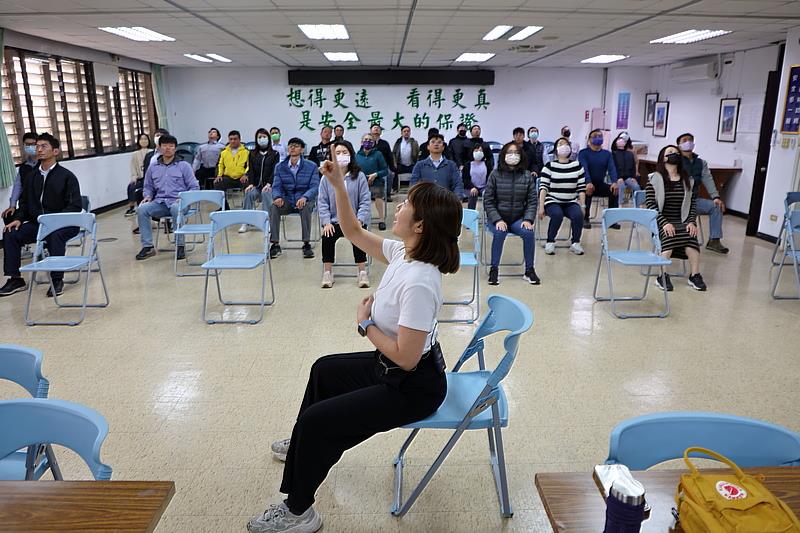 花蓮慈院物理治療師李祐如親身示範，搭配呼吸節奏，帶領大家進行嬋柔運動。