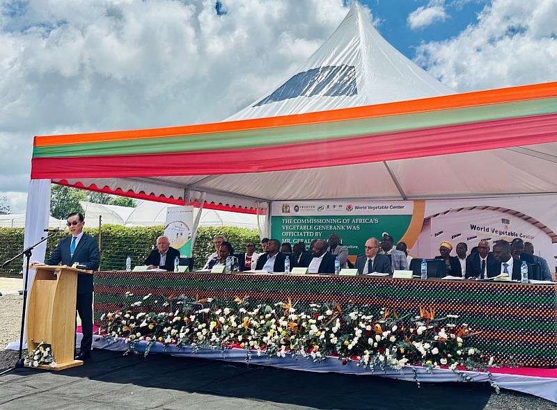 駐索馬利蘭代表處羅大使(左)於坦尚尼亞Arusha「非洲蔬菜種原庫」開幕儀式上致詞。