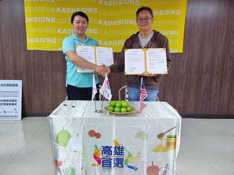 匯通合作社經理（左）與馬來西亞公司負責人簽訂2024年首批採購蜜棗以及珍珠芭樂外銷合約。