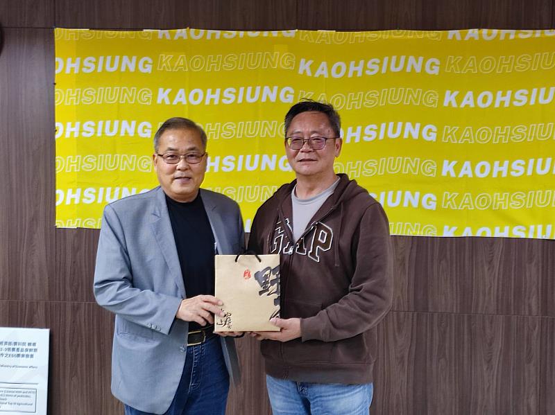 高雄市政府農業局長致贈高雄山茶及蜂蜜予馬來西亞公司負責人。