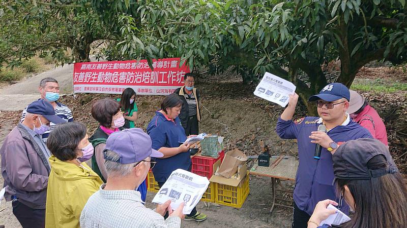 電圍網專業輔導員向農友解說電圍網架設方式與注意事項