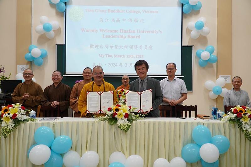 華梵大學人文與藝術學院院長黃智陽教授（前排右）與越南前江省中級佛學院簽署姊妹校合作交流協議。