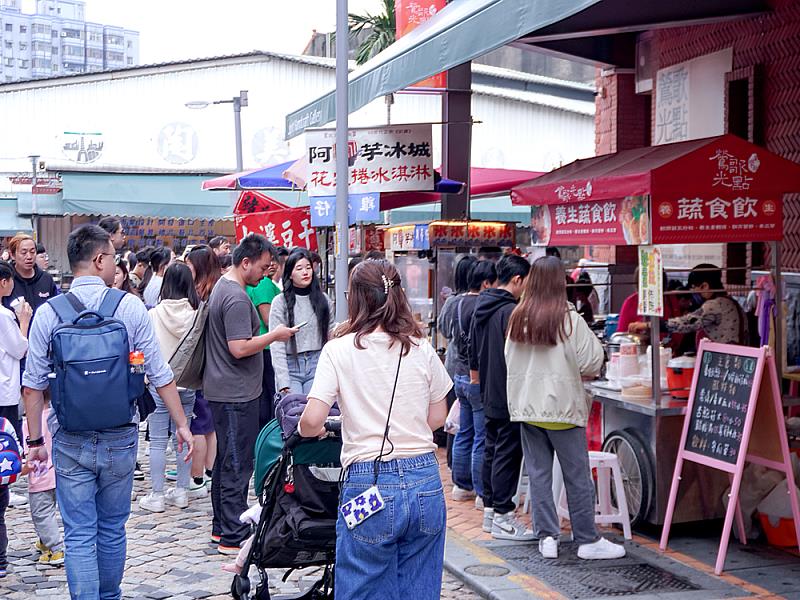 鶯歌光點美學館陶瓷街假日美食市集，邊吃邊玩讓人流連忘返！