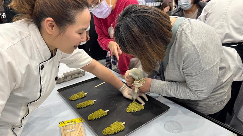 「克瑞斯甜點工坊」負責人顏君卉帶領學員動手實作造型聖誕樹餅乾。開平餐飲學校/提供