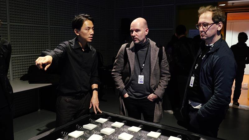 2024 IRCAM Forum 劉辰岫、未來敘事實驗室創作作品《大地回音》裝置展示交流現場，照片由C-LAB提供。