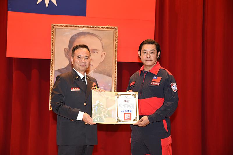 李清安局長頒獎表揚有功人員在工作上的表現