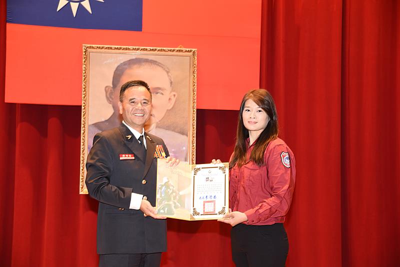 李清安局長頒獎表揚有功人員在工作上的表現