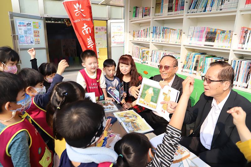 南華大學於大埔美非營利幼兒園舉辦「雲水書車趴趴走成果展」，林聰明校長(中)、林辰璋副校長(右)為小朋友說故事，左為幼教系助理教授盧綉珠老師。