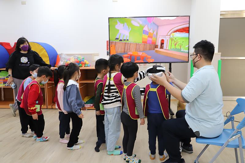 南華大學於大埔美非營利幼兒園舉辦「雲水書車趴趴走成果展」，體驗虛擬實境圖書館，走進自己創作的AR繪本。