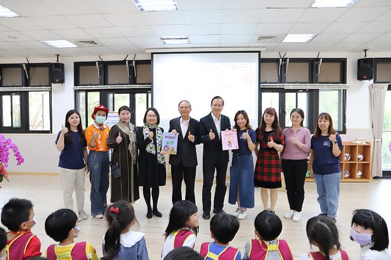 南華大學於大埔美非營利幼兒園舉辦「雲水書車趴趴走成果展」，林聰明校長(左5)、林辰璋副校長(右5)致贈AR繪本予兒童發展與教育計畫辦公室劉惠君執行長(左4)及大埔美非營利幼兒園賴淑玉園長(右4)。