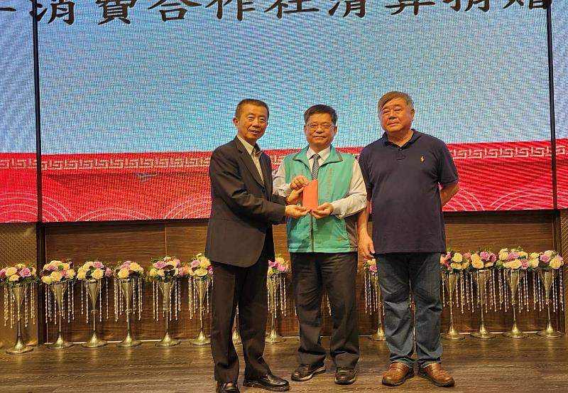 臺東縣警察之友會年度會員大會 縣警局員工消費合作社捐贈清算結存公積金支票