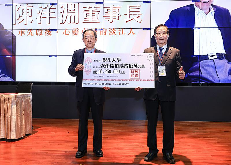 翰可集團董事長，化材系系友陳洋淵（左）與葛校長簽約捐贈新台幣1625萬元回饋母校。